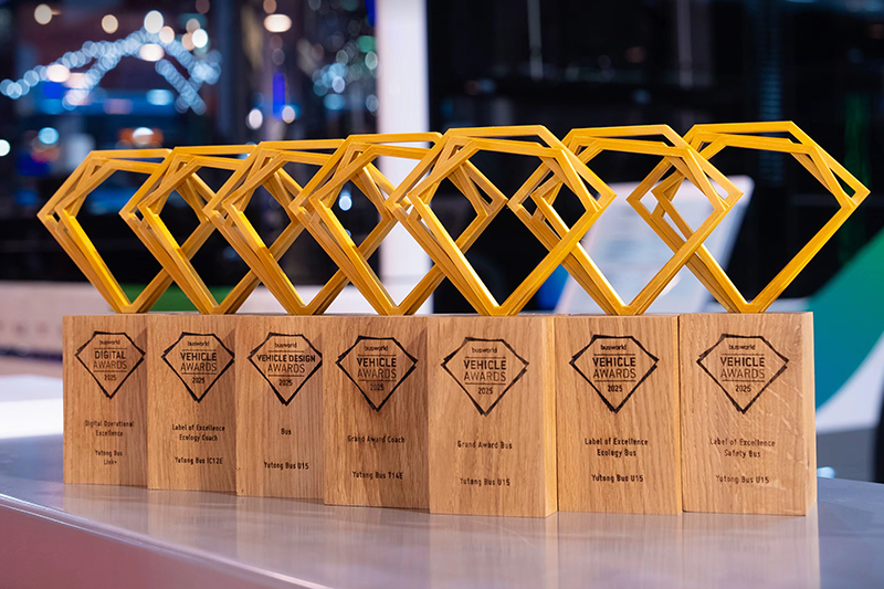 Yutong lanza EV Long-Life Tech en Busworld Europe 2025 y obtiene siete importantes premios, entre los que se encuentran los modelos Yutong T14E y U15, galardonados con el «Gran Premio de Autocar» y el «Gran Premio de Autobús», respectivamente.